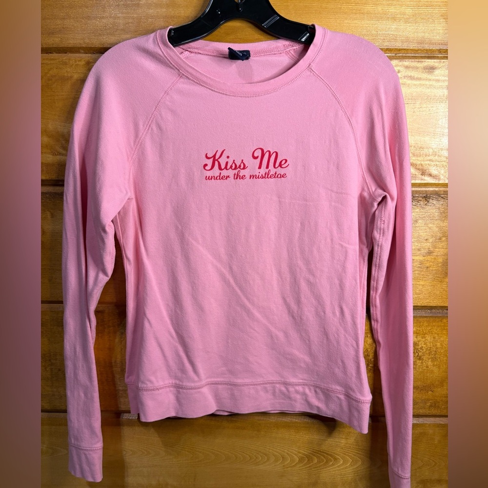 Christmas GAP Pink Long Sleeve Tee kiss me under the mistletoe size medium